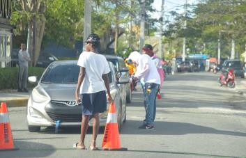 Alcaldía de Boca Chica cobra RD$300 para dar acceso a conductores a las áreas de los restaurantes