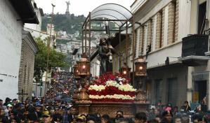 La procesi&oacute;n del Viernes Santo muestra a ecuatorianos en su viacrucis