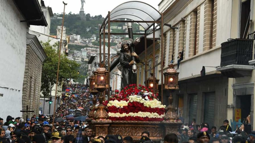La procesión del Viernes Santo muestra a ecuatorianos en su viacrucis