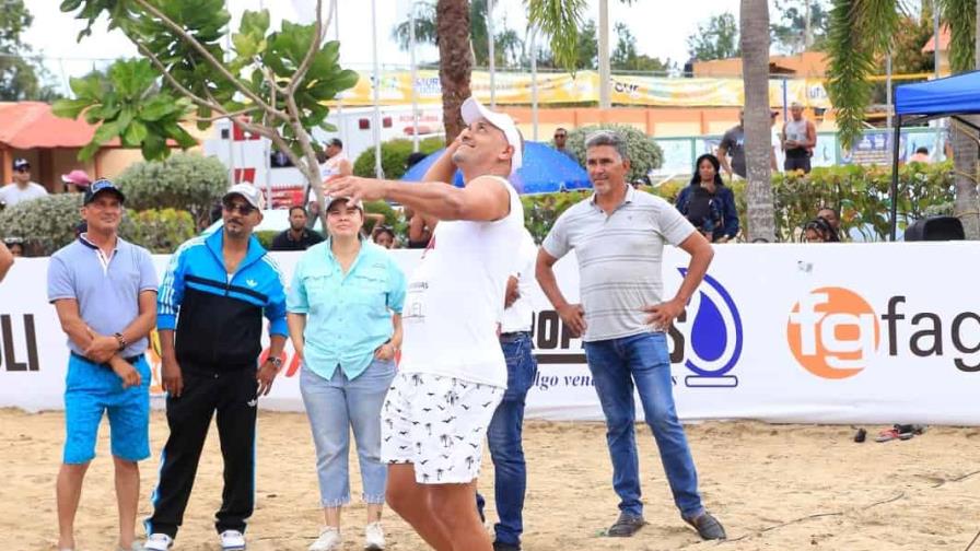 Las Populares y Poderosos ganan en inicio torneo de voleibol playero