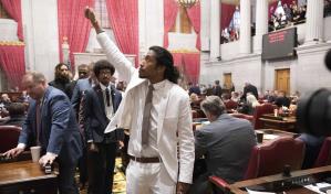Expulsan a dos legisladores demócratas en Tennessee por protestar contra armas