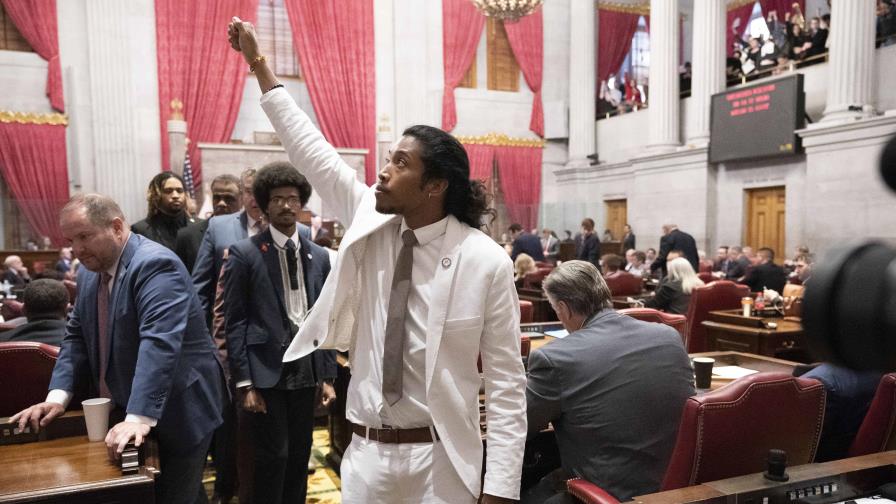 Expulsan a dos legisladores demócratas en Tennessee por protestar contra armas Expulsan a dos legisladores demócratas en Tennessee por protestar contra armas