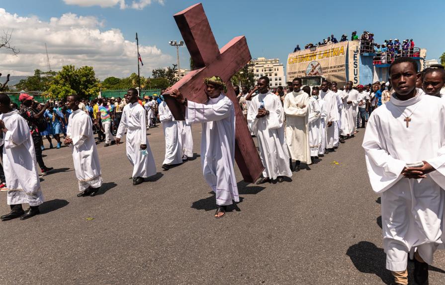 Los haitianos celebran el Vía Crucis, a pesar del clima de inseguridad