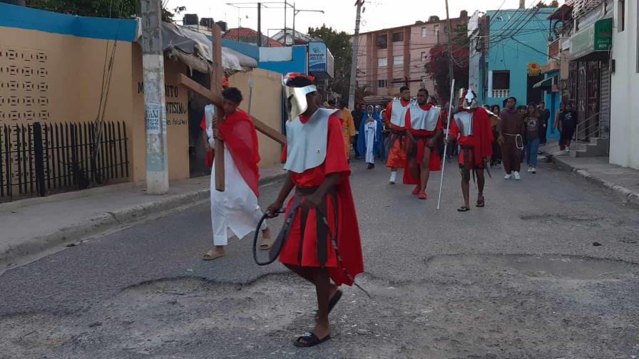Feligreses en Santo Domingo Este rememoran la crucifixión de Jesús Feligreses en Santo Domingo Este rememoran la crucifixión de Jesús