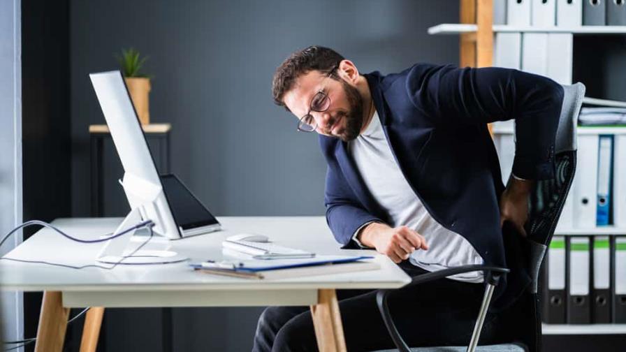 Consejos para mejorar tu postura al trabajar frente al ordenador