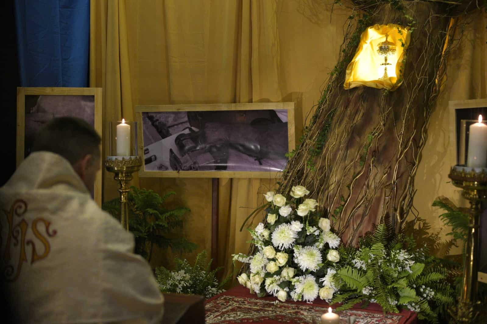 El obispo español Raúl Berzosa en el altar.