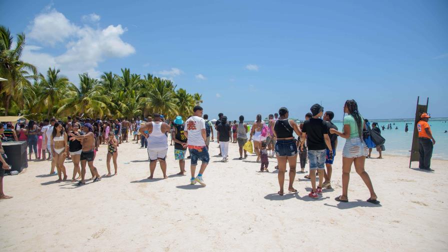 Playa de Boca Chica está repleta de bañistas este Sábado Santo Playa de Boca Chica está repleta de bañistas este Sábado Santo