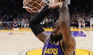 Lakers vencen a Suns y podrían evitar el Play In
