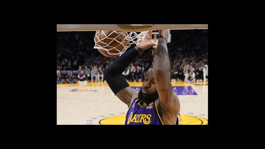 Lakers vencen a Suns y podrían evitar el Play In