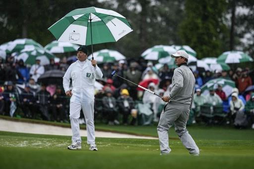 Entre pinos caídos se reanuda la segunda ronda del Masters de Golf