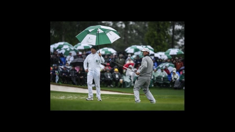 Entre pinos caídos se reanuda la segunda ronda del Masters de Golf