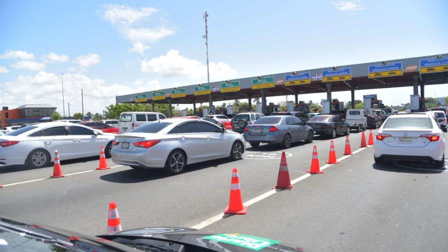 Capitaleños siguen saliendo en masa por el peaje de Las Américas