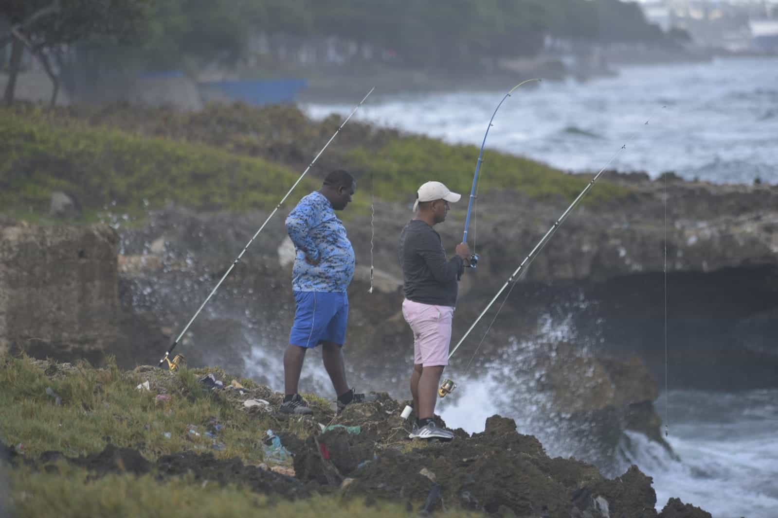 Pescadores intentan salvar el día en el Malecón de Santo Domingo.