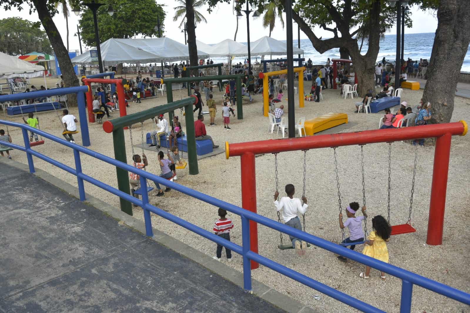 El parque de la playa de Güibia recibió una buena cantidad de niños durante el Sábado Santo.