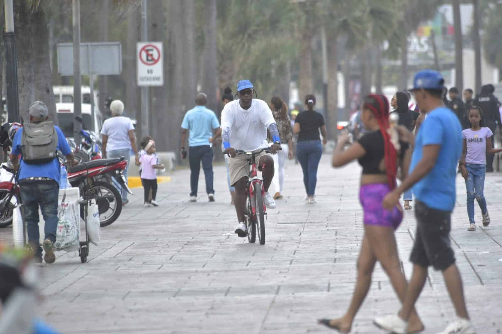 En bicicleta o a pie, los ciudadanos disfrutaron el Malecón de Santo Domingo.