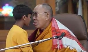 El dalái lama besa en la boca a un niño y le pide que le chupe la lengua en un acto público