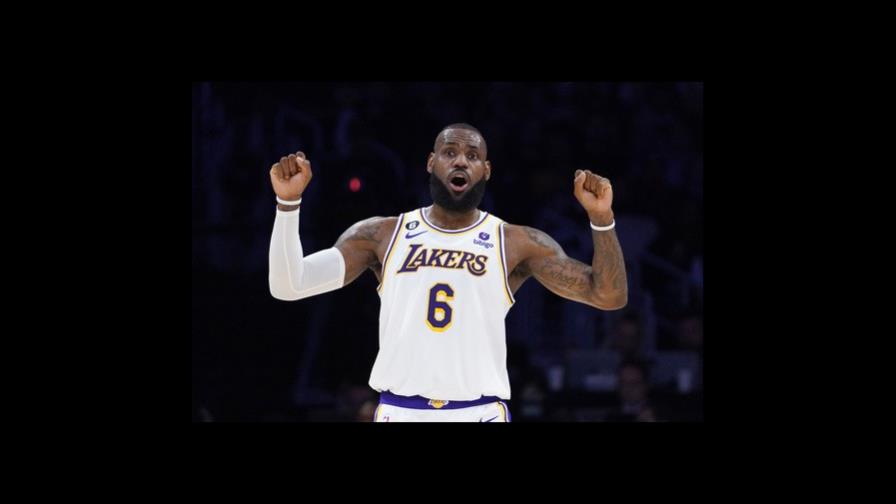 James anota 36 y Lakers vencen 128-117 a Utah