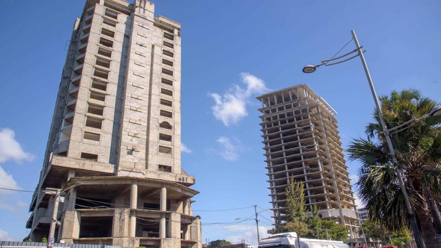 Litis judiciales y falta de inversión paralizan por años edificios en Malecón Litis judiciales y falta de inversión paralizan por años edificios en Malecón