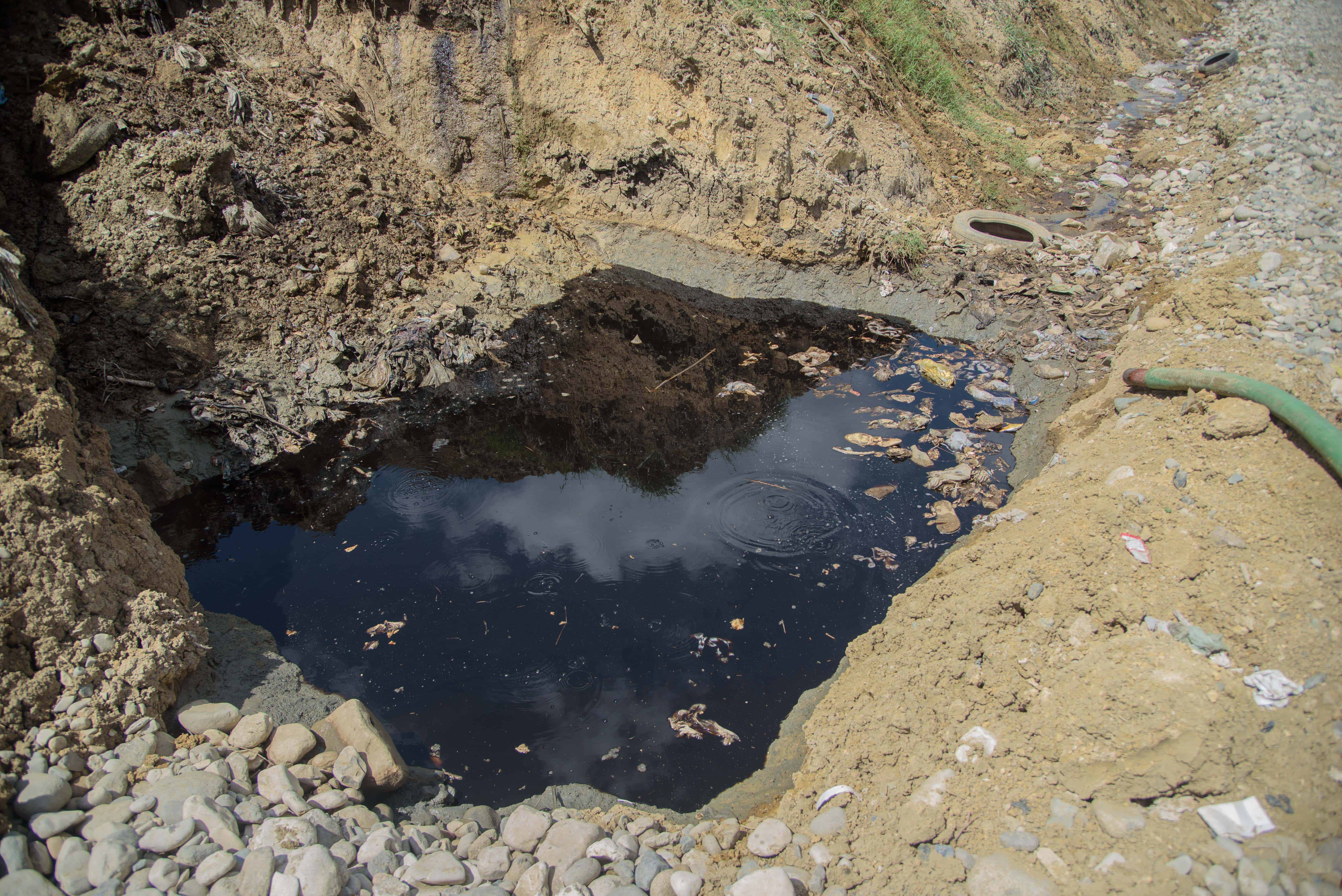 Una pequeña laguna de lixiviado