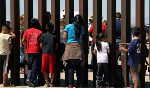 Protesta masiva de migrantes obliga el cierre del paso fronterizo entre M&eacute;xico y EE.UU.