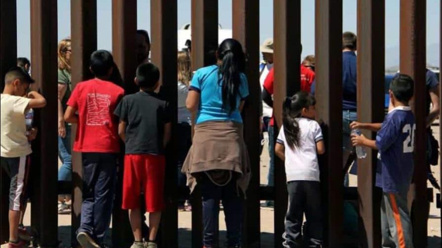 Protesta masiva de migrantes obliga el cierre del paso fronterizo entre México y EE.UU. Protesta masiva de migrantes obliga el cierre del paso fronterizo entre México y EE.UU.