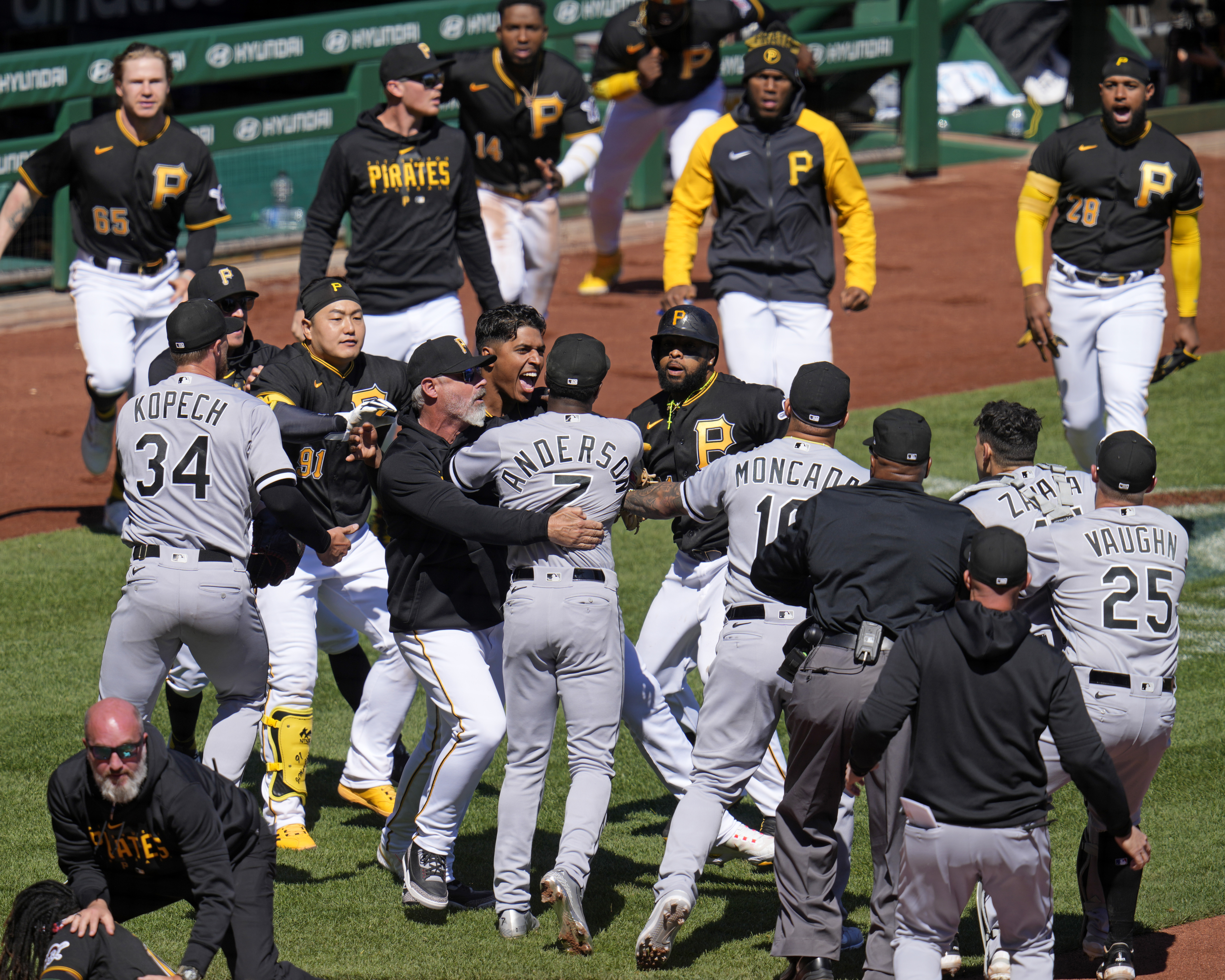 Las bancas se despejan como resultado de un choque en el plato entre Oneil Cruz, de los Piratas de Pittsburgh, y Seby Zavala, receptor de los Medias Blancas de Chicago, durante el sexto inning del partido en Pittsburgh, el domingo 9 de abril de 2023. Cruz se lesionó en la jugada y ayudó fuera del campo.