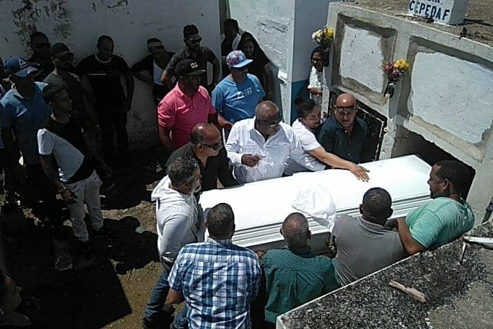 Sepultan en Moca restos de Jensy Graciano, asesino de la comunicadora Chantal Jiménez