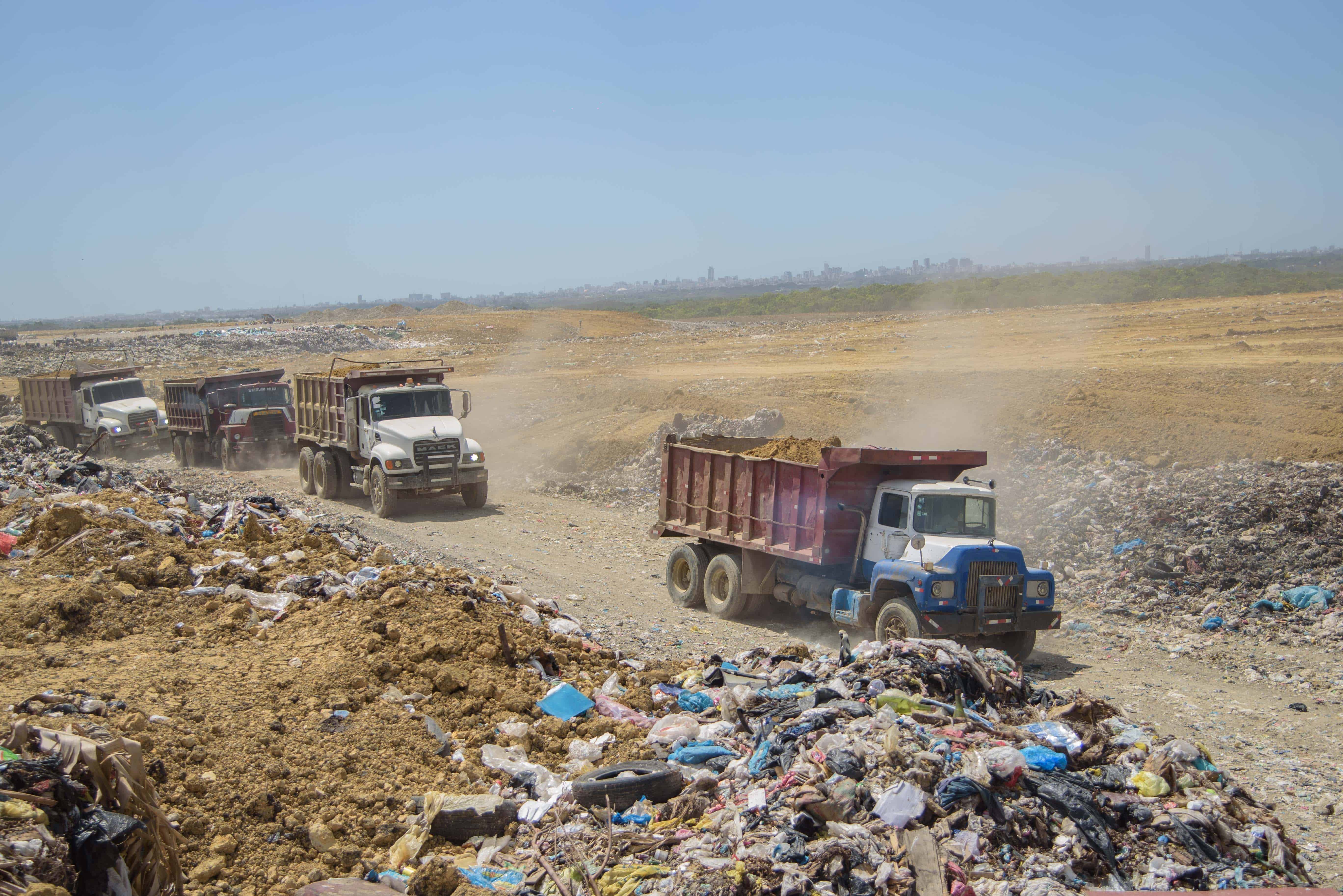 Los camiones entran día y noche a Duquesa