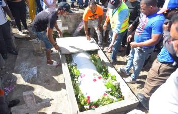 A ritmo de la salsa Nadie es eterno sepultan restos de la comunicadora Chantal Jiménez