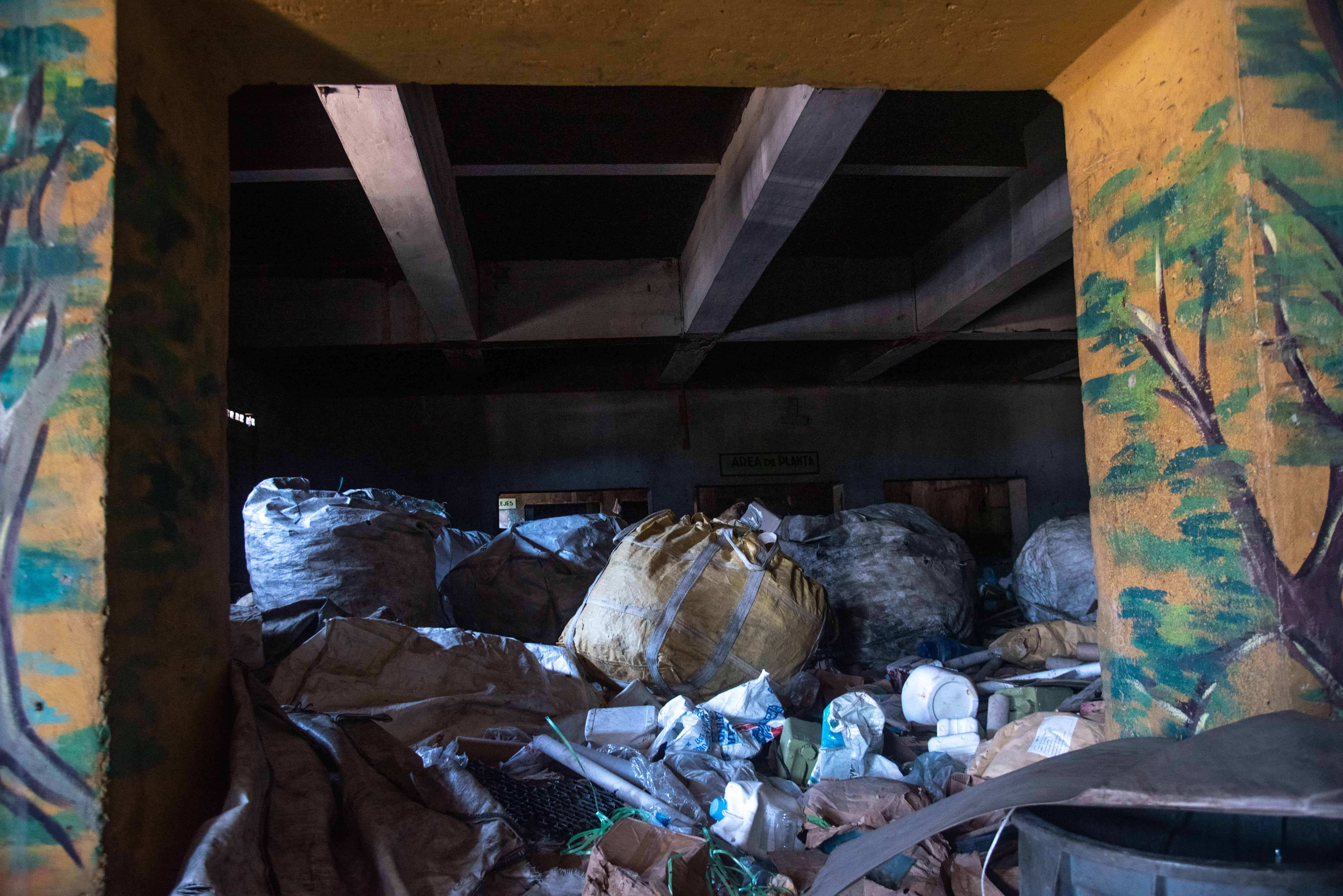 Toneladas de basura llegan diariamente al centro de acopio. 