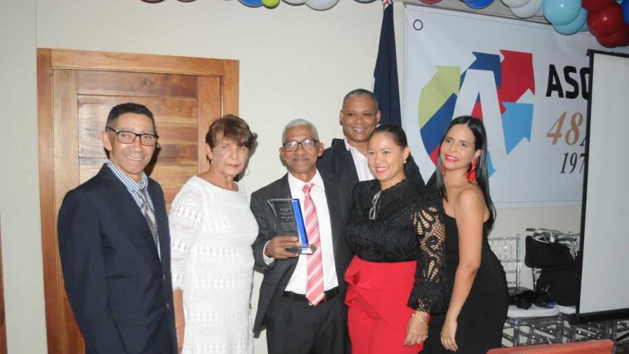 Pequeños y micro empresarios realizan cena para celebrar su fundación