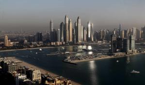 Con temperaturas de 50 ºC en Dubái, los corredores hacen ejercicio en el mall