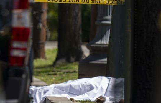 Un muerto y tres heridos en un tiroteo fuera de una funeraria en Washington