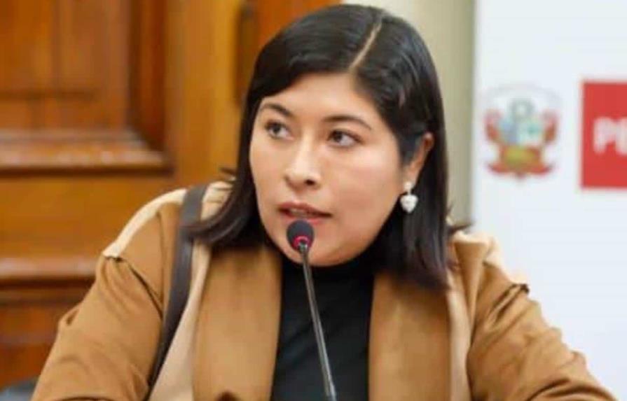 Fiscalía de Perú presenta denuncia contra ex primera ministra por corrupción