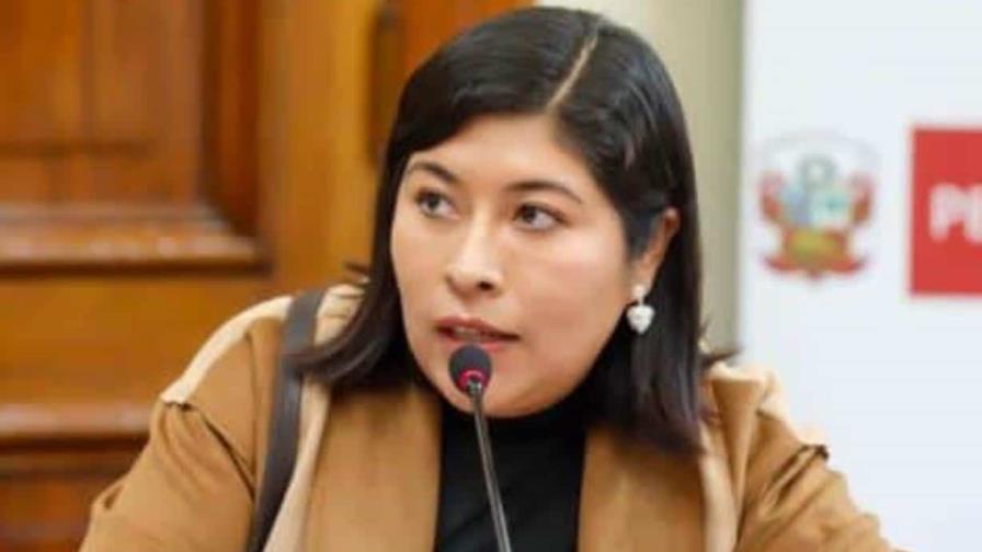 Fiscalía de Perú presenta denuncia contra ex primera ministra por corrupción