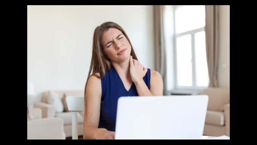 Cómo evitar el dolor de cuello al trabajar con el ordenador