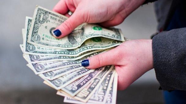 Los bancos cubanos vuelven a aceptar depósitos de dólares estadounidenses