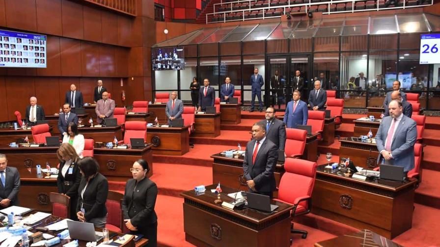 Senadores rinden un minuto de silencio en honor a jóvenes fallecidos de forma violenta