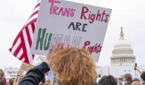 Un juez de Arkansas tumba una ley contra los tratamientos para j&oacute;venes trans