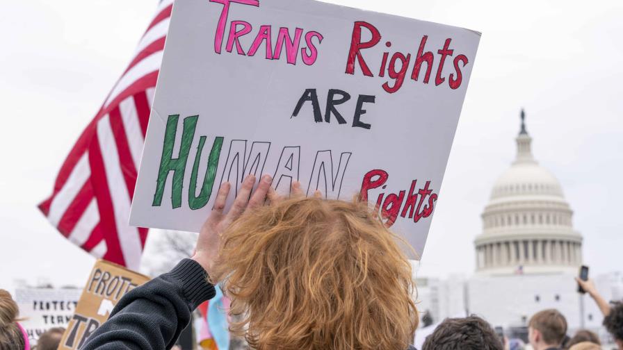 Un juez de Arkansas tumba una ley contra los tratamientos para jóvenes trans