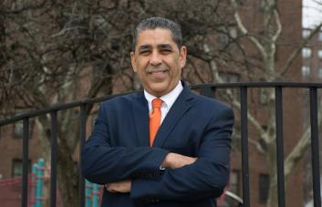 Adriano Espaillat dice es un irrespeto falta de preguntas sobre la diáspora en debate ANJE