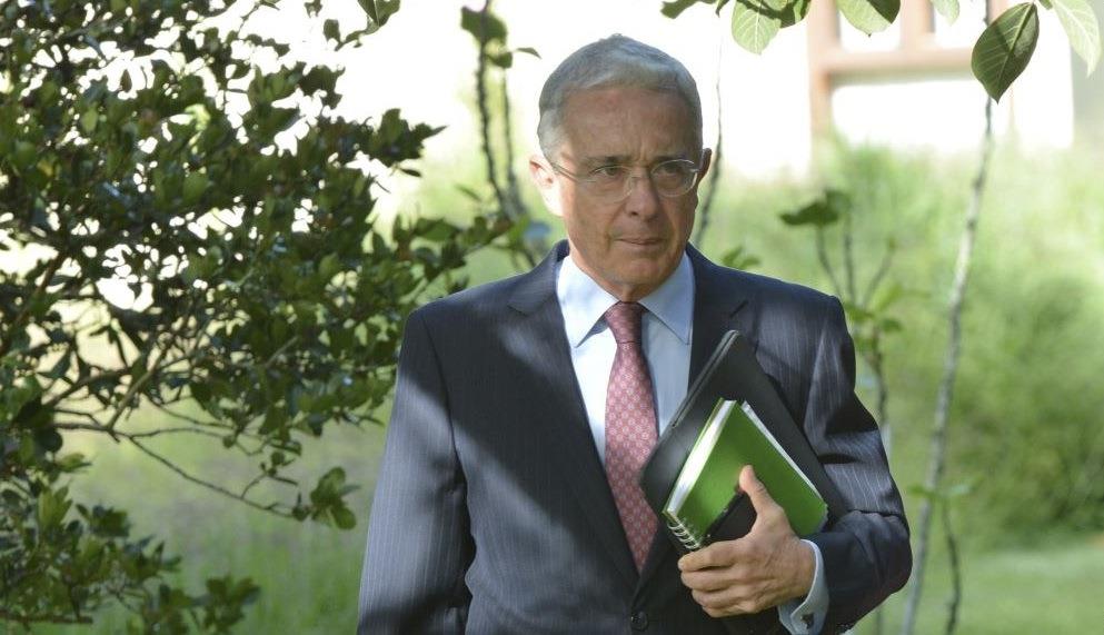 Citan al expresidente Álvaro Uribe por caso de calumnia contra periodista