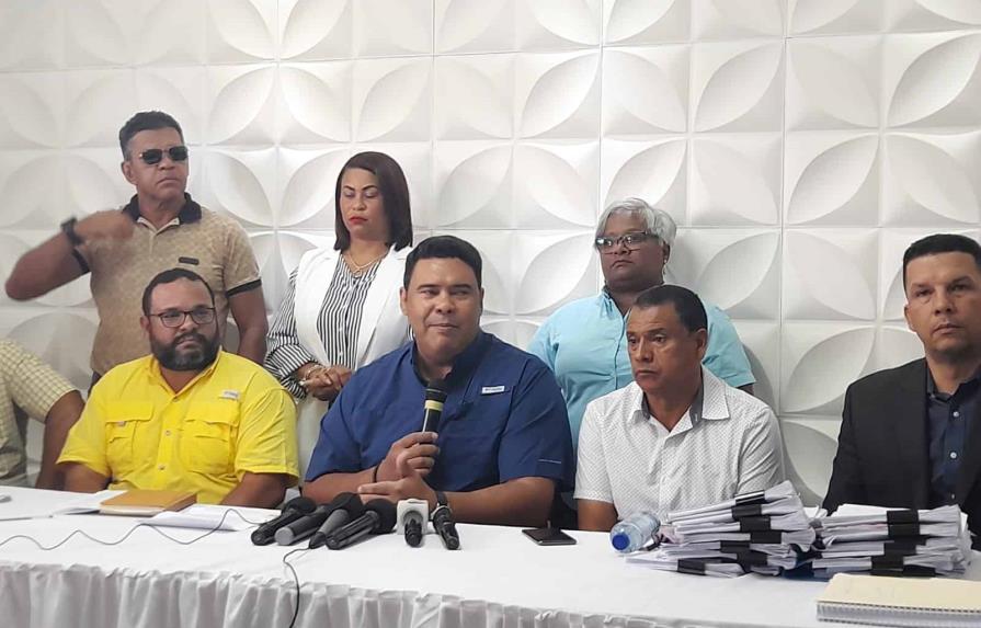 Alcaldía de Higüey entrega cheques a contratistas para 33 obras municipales