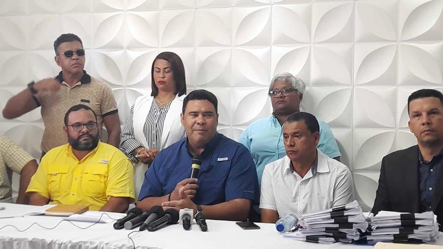 Alcaldía de Higüey entrega cheques a contratistas para 33 obras municipales Alcaldía de Higüey entrega cheques a contratistas para 33 obras municipales