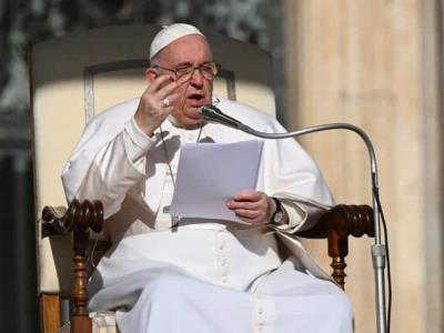 El papa afirma mujeres son generosasa, aunque hay neurótica