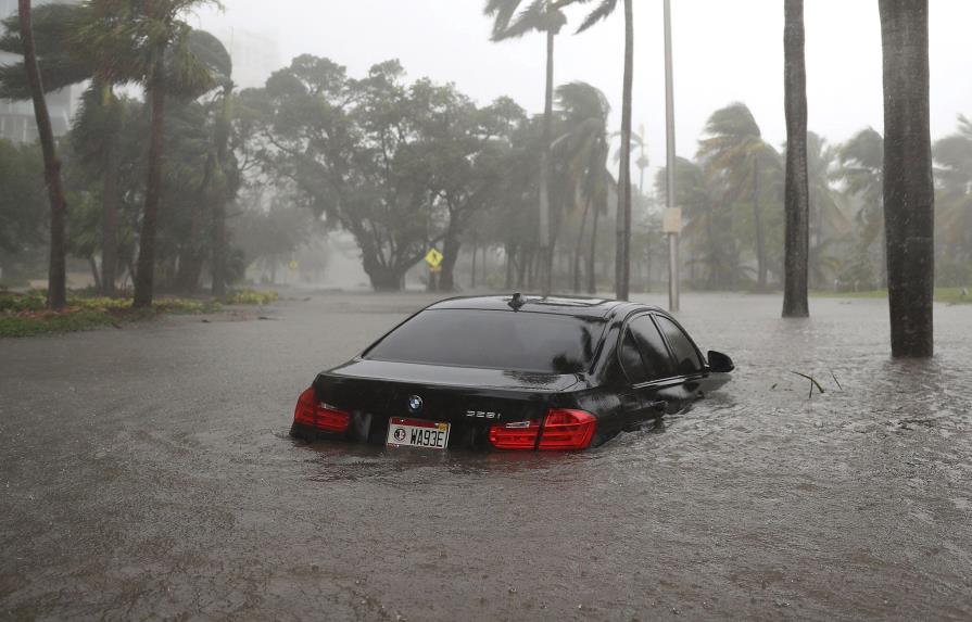 Inundaciones y vuelos cancelados por un fuerte temporal en el sur de Florida