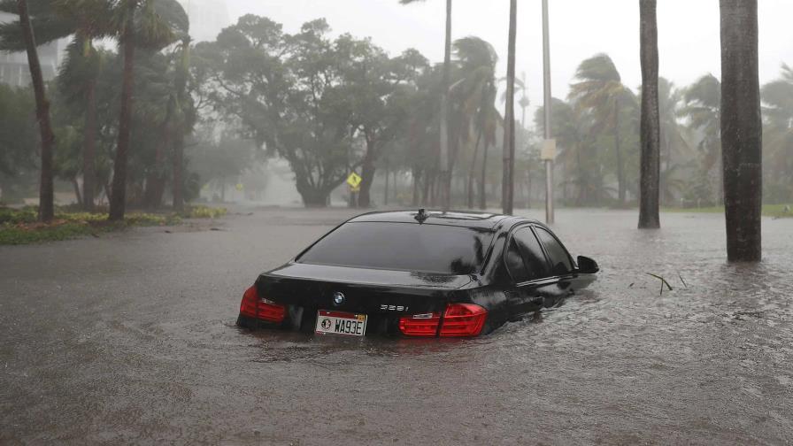 Inundaciones y vuelos cancelados por un fuerte temporal en el sur de Florida