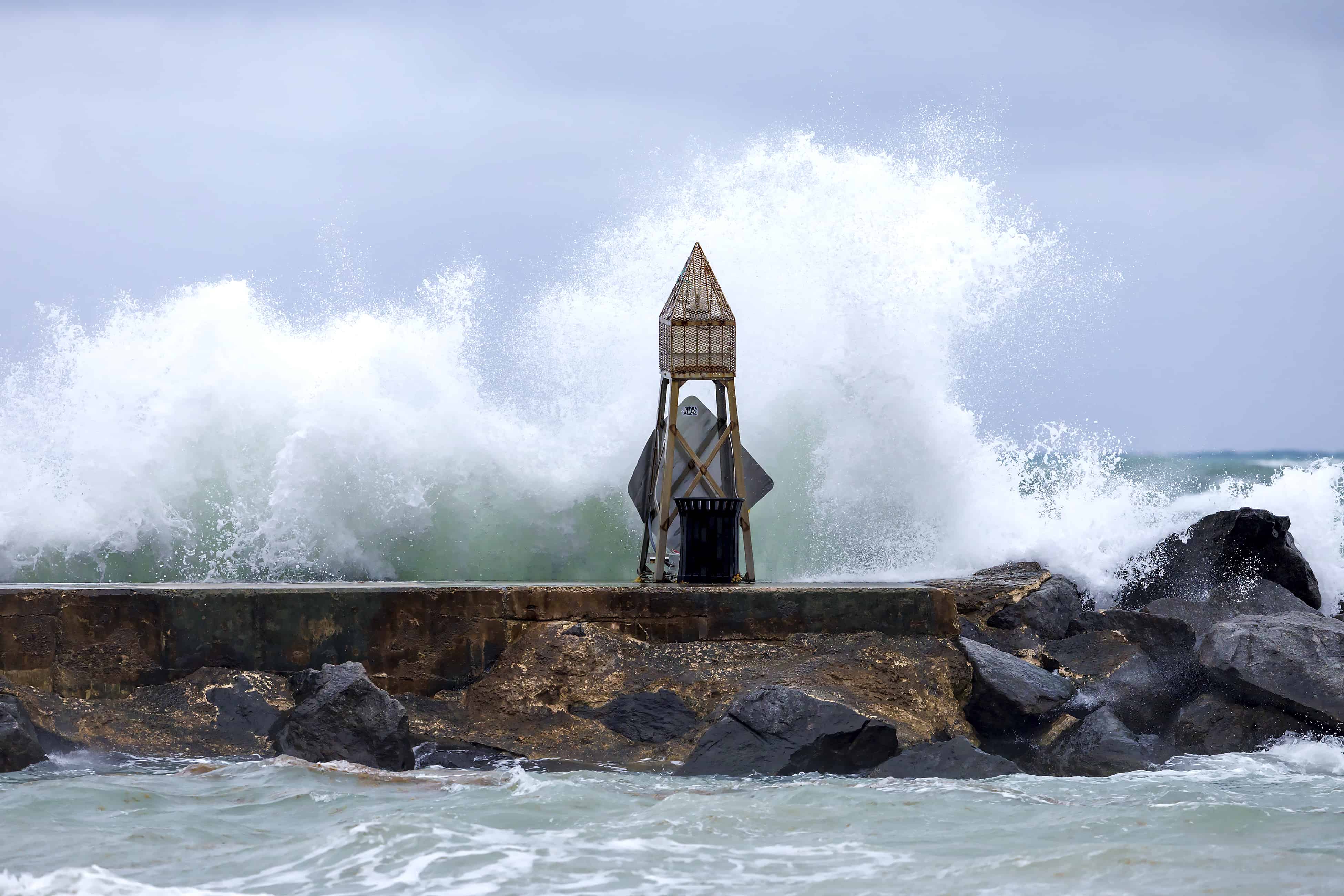 Las olas chocan contra el embarcadero del faro de Bal Harbour el miércoles 12 de abril de 2023 en Bal Harbour, Florida. El riesgo de corriente de resaca permanece vigente hasta el jueves por la noche.