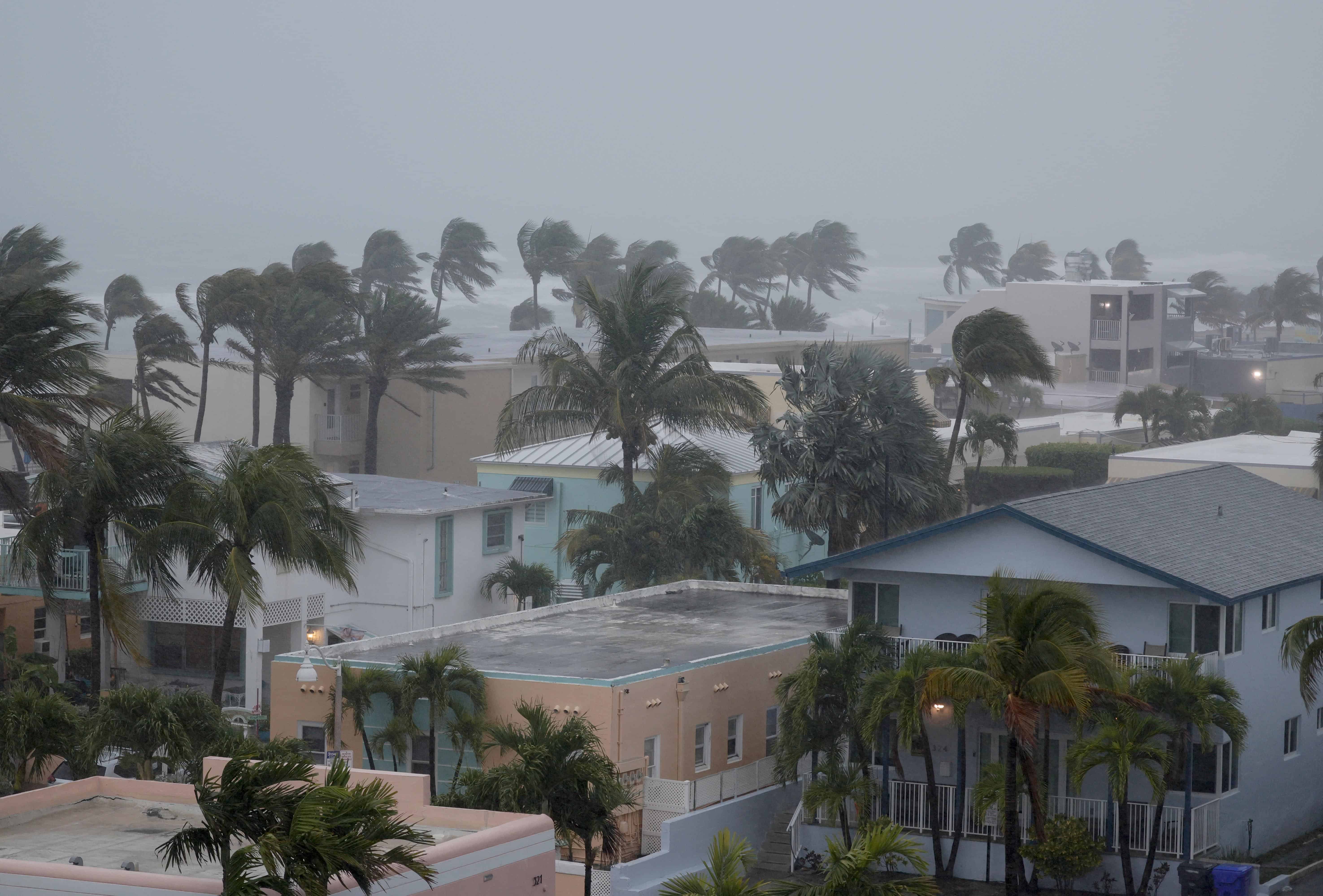 Una playa de Hollywood está vacía durante fuertes lluvias, miércoles 12 de abril de 2023 en Hollywood, Florida. Una tormenta torrencial trajo fuertes lluvias, ráfagas de viento y tormentas eléctricas al sur de Florida