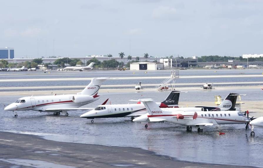 Lluvias parecidas a las del diluvio de Santo Domingo caen sobre Fort Lauderdale, el aeropuerto se inundó